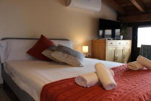 1 dormitorio con 1 cama con toallas en Atico El Miraviñas, en Labastida
