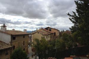 - une vue sur une ville avec des bâtiments et des arbres dans l'établissement Atico El Miraviñas, à Labastida