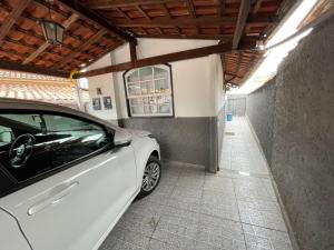 a white car parked in a garage at Pouso da Meire in Tiradentes