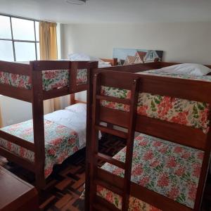 two bunk beds in a room with a window at Apart Hotel Don Ernesto in Lima