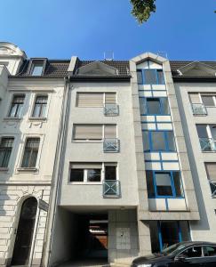 an apartment building with a car parked in front of it at Golden Design Zentral Office Kitchen Garage in Duisburg