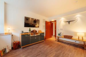 ein Wohnzimmer mit einem Flachbild-TV an der Wand in der Unterkunft Ferienhaus Thale in Braunlage