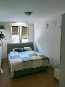 1 dormitorio con 1 cama en una habitación en habitación en piso compartido, en Yverdon-les-Bains