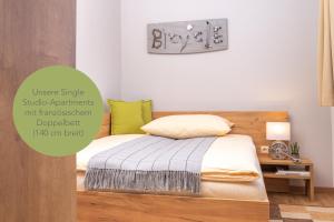 Postel nebo postele na pokoji v ubytování Zeighaus Murtal