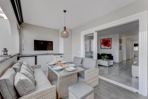 Posezení v ubytování Heated Pool Stylish 3 Bedrm Apartment Los Cristianos