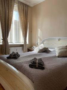 um quarto com uma cama com toalhas em New Ferry Klaipeda em Klaipėda
