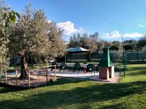 Azienda Agricola "Valle dell'Alento" في كييتي: حديقة بها ملعب مع طاولة وشرفة