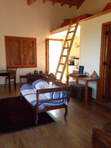um quarto com uma cama e uma escada num quarto em Manolates 360 views sea and mountains em Valeontádes