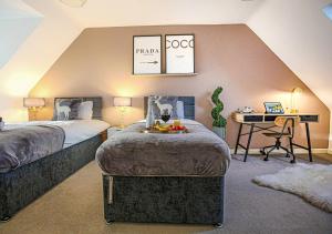 A bed or beds in a room at Stylish House with Smart TVs and Netflix, Fast Wifi, Free Parking and Garden by Yoko Property