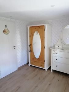 a room with a mirror and a dresser at Landlust in Leutersdorf