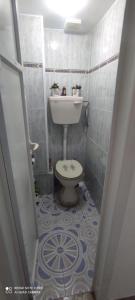 a bathroom with a toilet and a tiled floor at Apartments Haagna in Ashdod