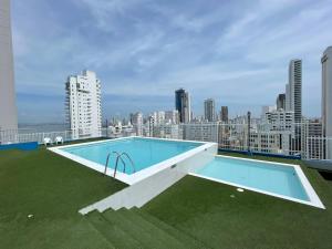 Bazén v ubytování Portofino Cartagena Bocagrande By ICDI nebo v jeho okolí