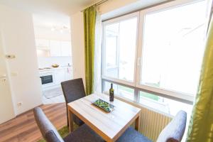 comedor con mesa, sillas y ventana en Apartment Hernalser Hauptstraße, en Viena