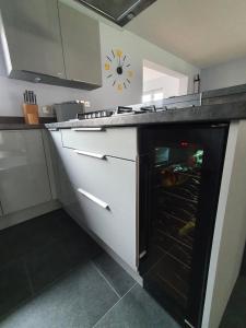 eine Küche mit einem Ofen und einer Uhr an der Wand in der Unterkunft The White House in Elgin + 23 Fotos