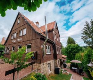 duży drewniany dom z dachem w obiekcie Ferienhaus Thale w mieście Braunlage