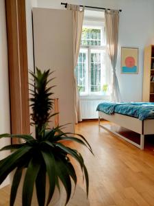 Postel nebo postele na pokoji v ubytování Cozy studio in Vinohrady