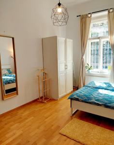 Postel nebo postele na pokoji v ubytování Cozy studio in Vinohrady