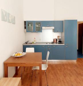 Kuchyňa alebo kuchynka v ubytovaní Cozy studio in Vinohrady