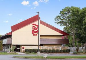 ein rotes Dachrestaurant mit einem Schild auf der Seite in der Unterkunft Red Roof Inn Virginia Beach in Virginia Beach