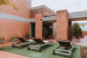 eine Sitzgruppe auf einer Terrasse in der Unterkunft Travelers Orange Suites in Medellín