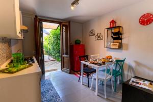 cocina con mesa y sillas en una habitación en Borgo Nuovo Housing en Fucecchio