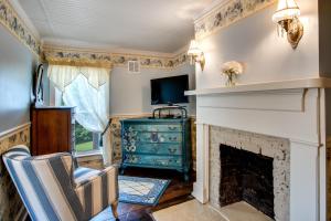 ein Wohnzimmer mit einem Kamin und einem TV in der Unterkunft McTernan Manor in Franklin