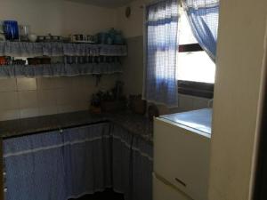 een kleine keuken met een aanrecht en een raam bij Villa Centauro in Torre delle Stelle