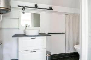 bagno con lavandino e specchio di Nice cottage privately located in Rasjo, Jonkoping a MÃ¥nsarp