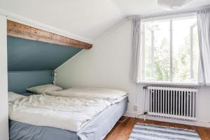 เตียงในห้องที่ Nice cottage privately located in Rasjo, Jonkoping