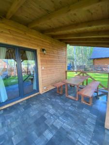 Patio lub wspólna przestrzeń na świeżym powietrzu w obiekcie Pod Brzozą