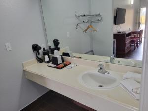 A bathroom at Scottish Inn & Suites