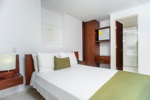 約帕爾的住宿－Hotel Sol de Piedemonte，卧室配有一张白色大床和电视。