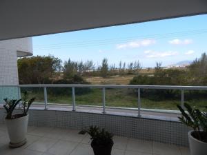 een uitzicht vanaf het balkon van een huis bij Condomínio Sant Martin - Alto luxo com piscina, churrasqueira e academia in Cabo Frio
