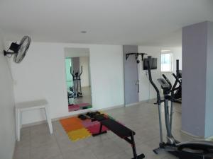 una habitación con un gimnasio con equipamiento de ejercicio. en Condomínio Sant Martin - Alto luxo com piscina, churrasqueira e academia, en Cabo Frío