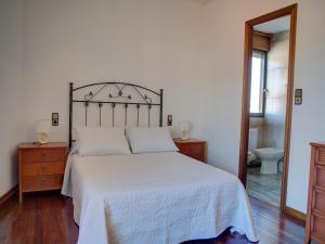 a bedroom with a bed and a bathroom with a mirror at PARAISO RIAS BAIXAS VI in Combarro