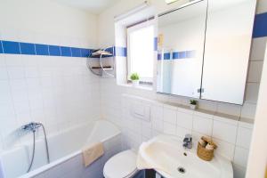 a bathroom with a sink and a tub and a toilet at Apartment Hernalser Hauptstraße in Vienna