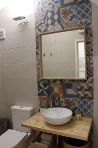 y baño con lavabo, espejo y aseo. en The Sketchers House - Private Art Gallery, en Évora