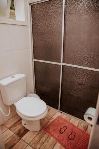 a bathroom with a toilet and a shower at Chales Pe da Serra in Gramado