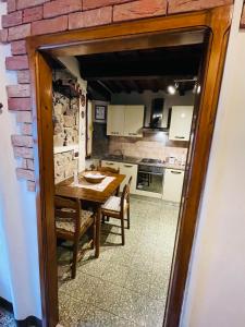 Rustico San Jacopo في Gallicano: مطبخ مع طاولة وغرفة طعام