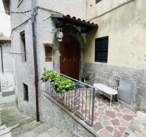 加利安奴的住宿－Rustico San Jacopo，坐在大楼前阳台的长凳