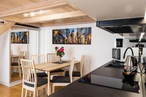 cocina y comedor con mesa y sillas en Old Cracow Apartment, en Cracovia