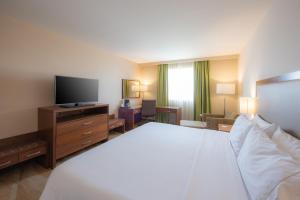 TV a/nebo společenská místnost v ubytování Holiday Inn Express and Suites Celaya by IHG