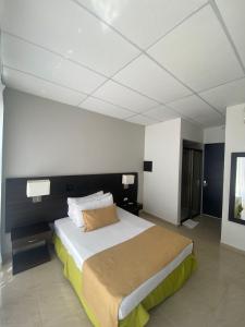 um quarto com uma cama grande num quarto em Hotel Manantial Melgar Torre 2 em Melgar