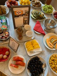 uma mesa com muitos pratos de comida em Hôtel de la Cathédrale Metz em Metz