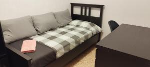 a couch with a pillow and a table in a room at Apartamento entero con terraza en el centro de Rubí in Rubí