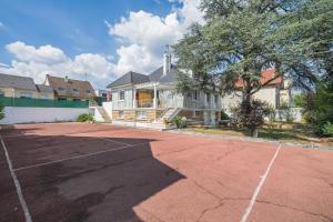 Tenis alebo squash v ubytovaní LUXURY VILLA - Casa Di Roma aux portes de paris et disneyland alebo jeho okolí