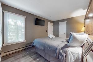 Un dormitorio con una cama grande y una ventana en Unwind in Telstar, en Lake Harmony