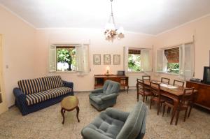 ein Wohnzimmer mit einem Tisch und Stühlen sowie ein Esszimmer in der Unterkunft Villa Elisa in Bientina