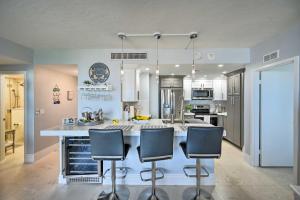Kuchyň nebo kuchyňský kout v ubytování Beachfront Marco Island Condo with Pool Access!