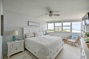 Postel nebo postele na pokoji v ubytování Beachfront Marco Island Condo with Pool Access! + 17 fotografií